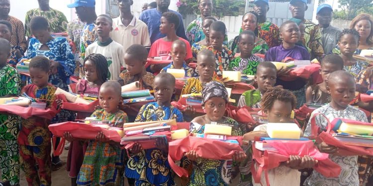 Don de kits scolaires aux écoliers : Lokokoukoumè pense à ses enfants démunis et orphelins