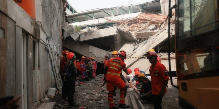 Indonésie : Au moins 3 morts et des dizaines de disparus suite à l&rsquo;effondrement d&rsquo;une école