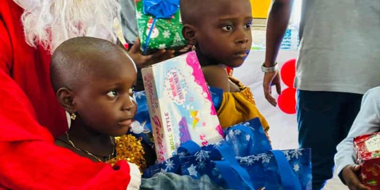 Noël des enfants : Le Complexe scolaire Le Ribeleck sème la joie dans le coeur des écoliers