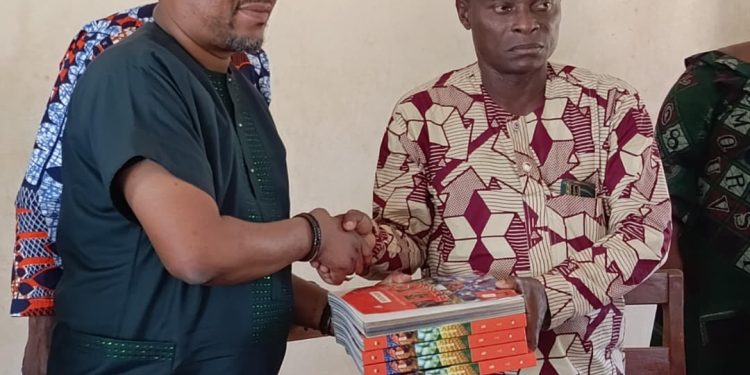 Don de manuels scolaires : Cyriaque Edon booste l’éducation à Ouessè, Kilibo et Glazoué