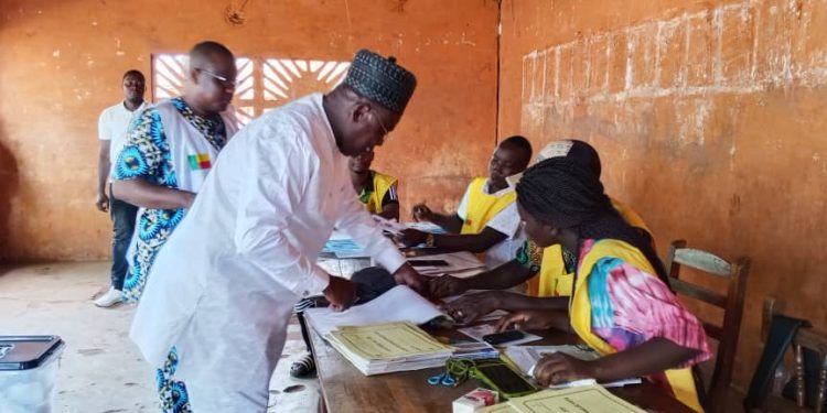 Ouverture des bureaux de vote dans le Zou-Collines : Les électeurs accèdent aux urnes sans grand retard