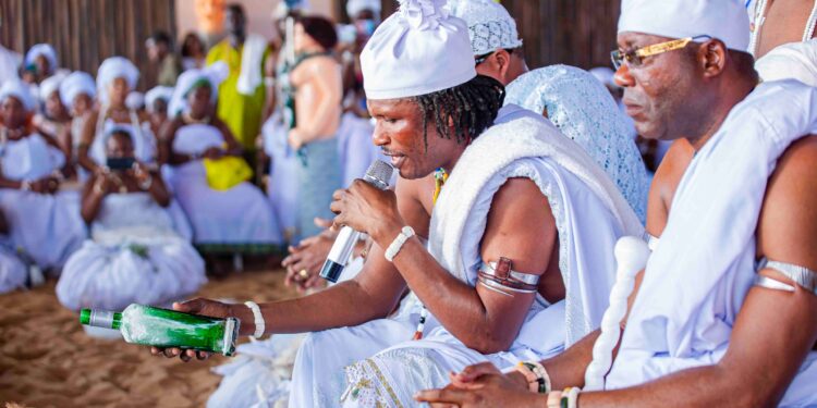 Rituel d’offrandes aux divinités aquatiques « Agbandotho » à Ouidah : Togbé Yédy implore la protection des divinités pour la paix