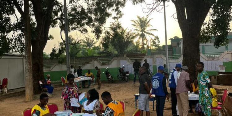 Présidentielle du dimanche 12 avril 2026: 7h, ouverture du bureau de vote où le candidat Romuald Wadagni va voter
