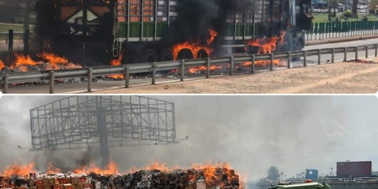 Abomey-Calavi : Un camion réduit en cendres sur l&rsquo;échangeur de Godomey