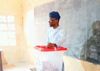 Élection présidentielle : Le ministre Bakari Adjadi a exprimé son vote au Ceg Le Littoral