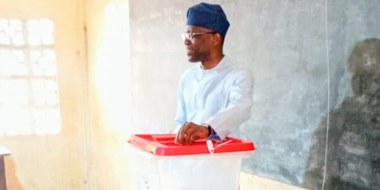 Élection présidentielle : Le ministre Bakari Adjadi a exprimé son vote au Ceg Le Littoral