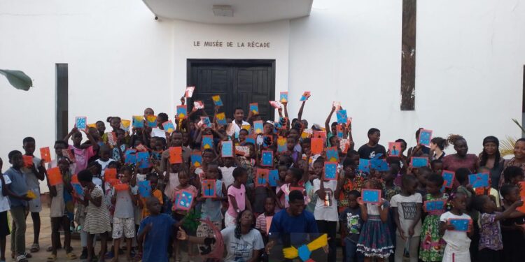 Atelier jeune public avec Léonel Zadji à l’Espace culturel Le Centre : Une centaine d’enfants initiés à la peinture sous verre
