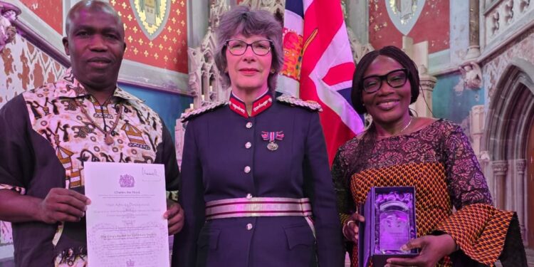 Valorisation de la culture africaine au Royaume-Uni : Le béninois Alade Sanni reçoit la prestigieuse reconnaissance Mbe