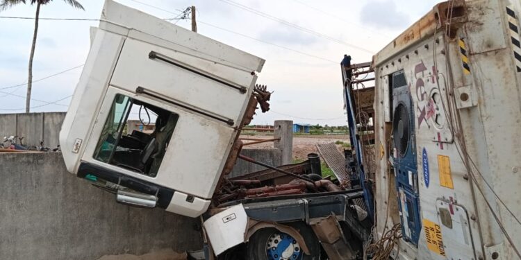 Sèmè-Podji : Un camion finit sa course dans la clôture du commissariat