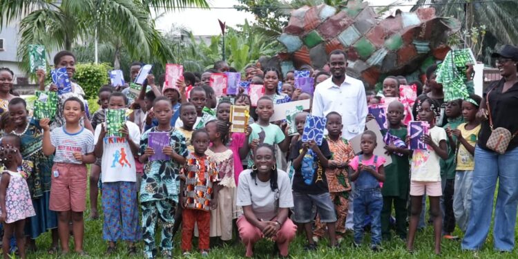 Atelier Jeune public à l&rsquo;espace culturel Le Centre : Les enfants initiés à la fabrication d&rsquo;un cadre – photo
