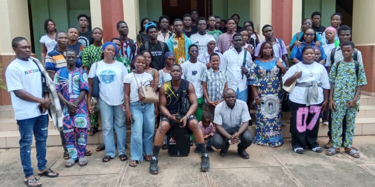 Sortie touristique : Les jeunes de la paroisse Sainte Trinité d’Avotrou découvrent Ouidah