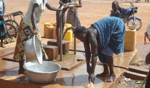Approvisionnement en eau potable à Natitingou : Quand les tombes cohabitent avec le liquide vital