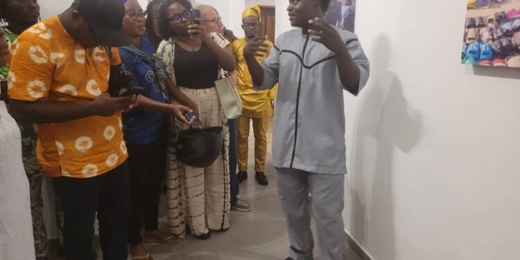 Fatigue, femme et addictions : Carlos Sodokpa présente l’exposition « Entre deux »