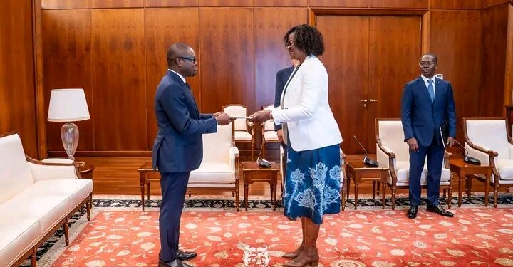 Coopération entre le Bénin et le Canada : Evelyne Dabiré remet ses lettres de créance au président Romuald Wadagni.