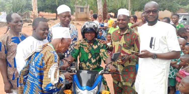 Don de moto au dignitaire Baba Djègblako : Un geste de solidarité de l’Ong Dagbédofassi