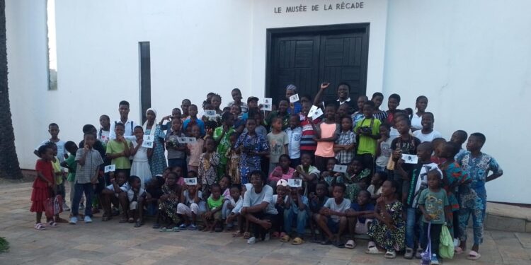 Atelier jeune public sur la photographie à l’Espace culturel Le Centre : Carlos Sodokpa transmet son regard artistique aux enfants