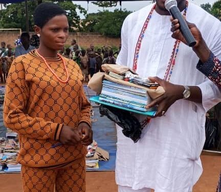 Distribution de 500 kits scolaires aux enfants de Za-Kpota : L’Ong Dagbédofassi fait du Vodoun un levier d’excellence scolaire