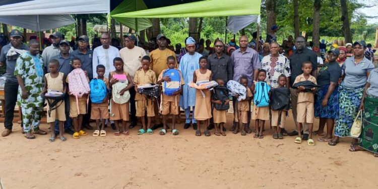 Éducation dans le Couffo : The Couffo Collaborative distribue 3 288 kits scolaires aux élèves