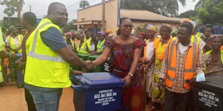 Guerre aux déchets à Covè : 20 nouvelles poubelles pour une ville propre