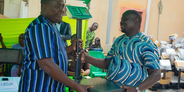 Développement du soja au Bénin : L’Interprofession dote les producteurs de 2 000 bascules électroniques